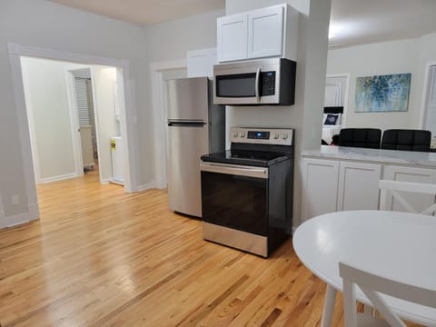 Kitchen or kitchenette, minibar, pet friendly, stove