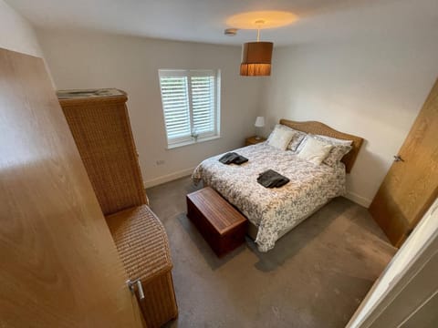 2 Bed 2 Bathroom Gated Apartment 1 Inc free Parking Condo in Bromley