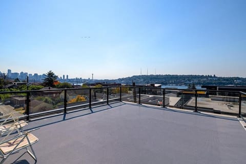 Seattle Urban Village - Vashon1 - Roof top view deck House in Lake Union