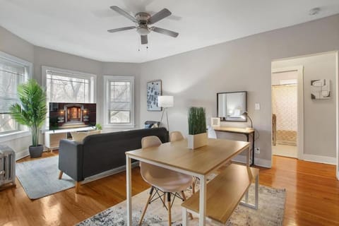 3BR Inviting Apartment with In-Unit Washer & Dryer - Touhy 3N Copropriété in Rogers Park