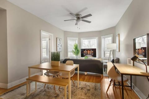 3BR Inviting Apartment with In-Unit Washer & Dryer - Touhy 3N Copropriété in Rogers Park