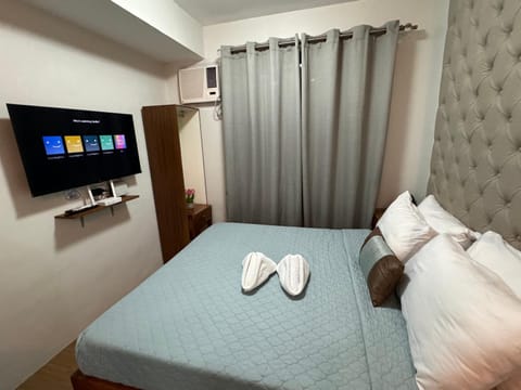 Bed, TV and multimedia, Photo of the whole room, Bedroom, towels