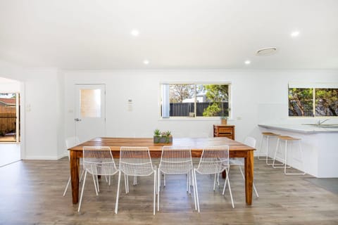 Coastal Capers - Pet Friendly - 10 Mins Walk to Beach House in Culburra Beach