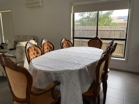 4 Beds-Whole House-Black Knight Way-Kuranjang-Less than 30 minutes to Melbourne international airport House in Melton
