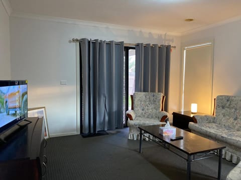 4 Beds-Whole House-Black Knight Way-Kuranjang-Less than 30 minutes to Melbourne international airport House in Melton
