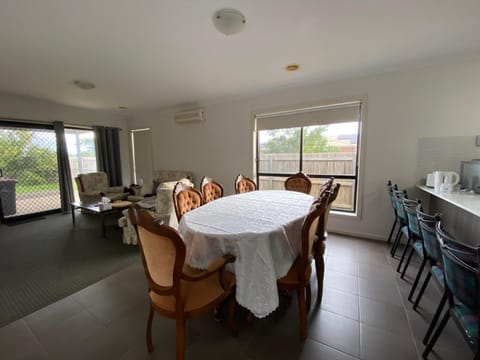 4 Beds-Whole House-Black Knight Way-Kuranjang-Less than 30 minutes to Melbourne international airport Haus in Melton
