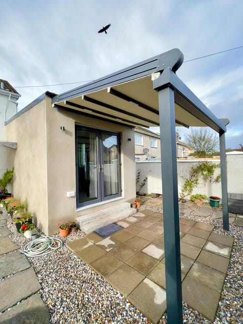Newly renovated 1 bedroom flat with garden pergola Condo in Ennis