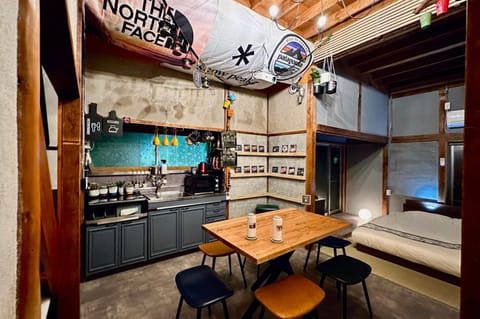 Kitchen or kitchenette, Dining area, minibar, stove