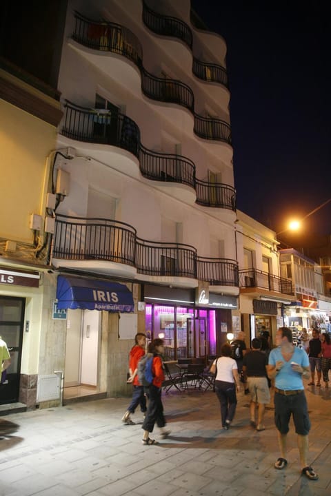 Facade/entrance, People, group of guests