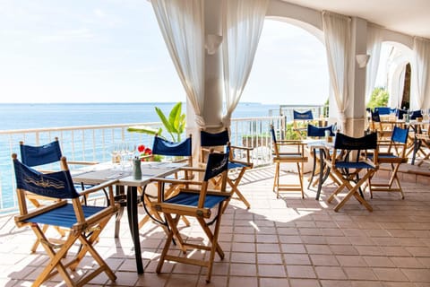 Restaurant/places to eat, Lounge or bar, Sea view