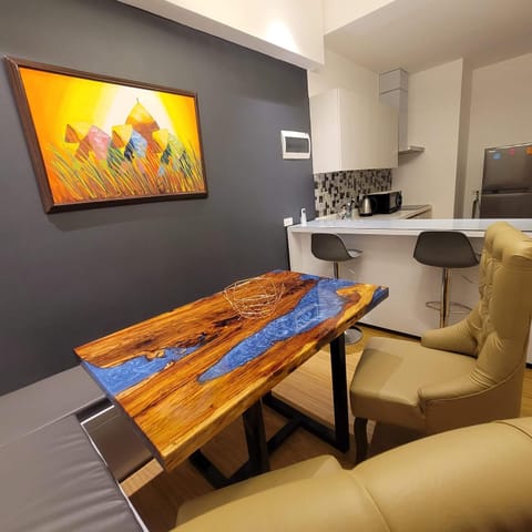 Luxurious & Brand New Executive Suite, Top Corner, Netflix, pool and gym! Condo in Mandaluyong