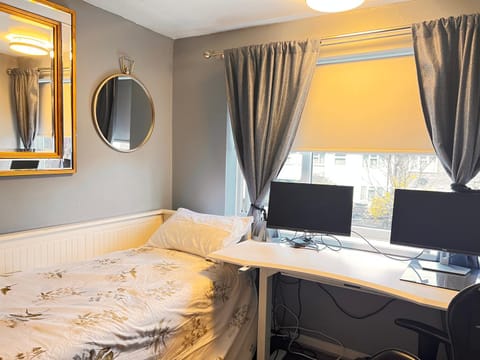 Gold Room Vacation rental in Basildon