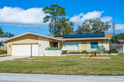 Close to beaches Pet friendly heated pool hot tub House in Largo