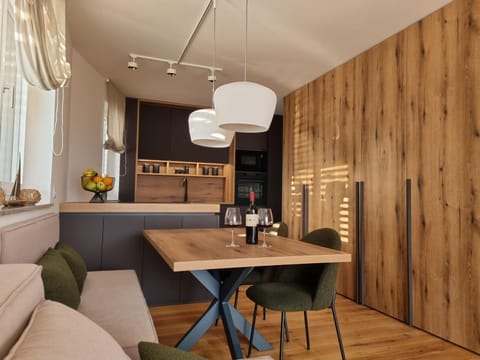 Kitchen or kitchenette, Dining area