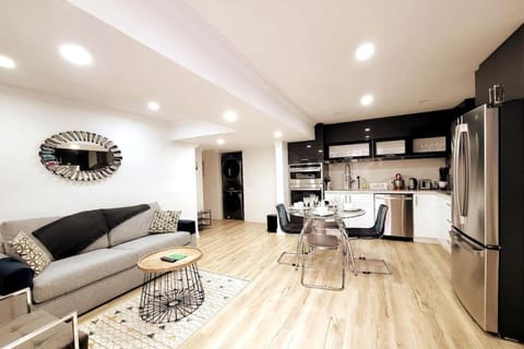 Modern Oasis In Richmond Hill, The Place For You! Condominio in Richmond Hill