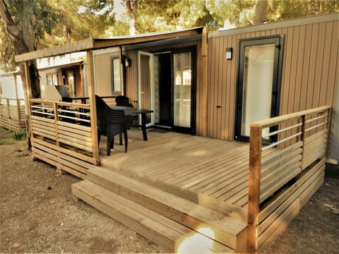 Charmant mobilhome camping Les Sables d'Or 4 étoiles Campground/ 
RV Resort in Agde