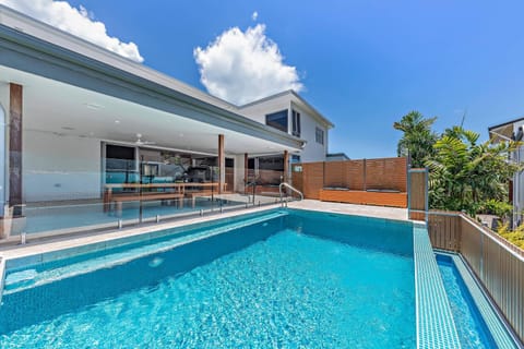 Whitsunday living on Hillcrest Haus in Airlie Beach
