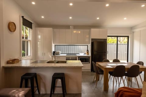 Newly renovated, Kennedy Cottage - close to CBD House in Bendigo