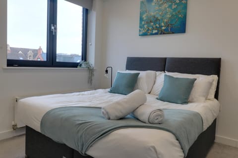 Van Gogh Apartment, Bedford - Fast Wifi, Gym & FREE Parking Condo in Bedford