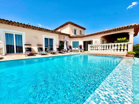 Property building, Patio, Day, Pool view, Swimming pool, sunbed