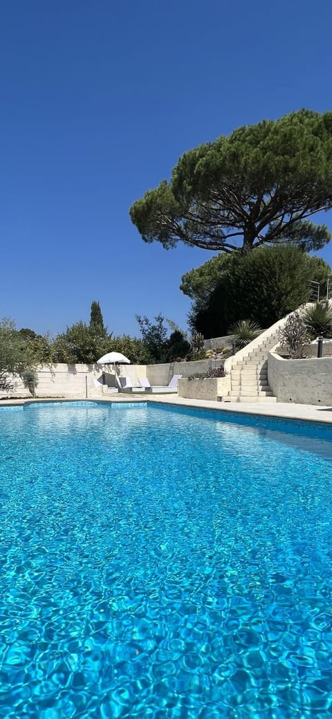 Sublime Villa Piscine Jacuzzi Côte d'Azur Chalet in Mouans-Sartoux