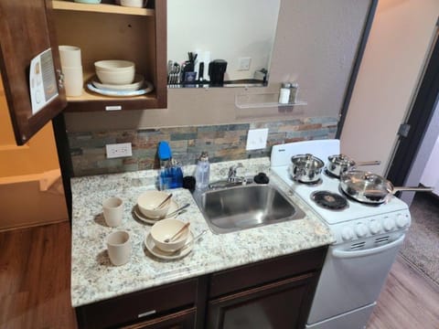 069B Comfortable Suite with Kitchenette and King Bed near South Rim sleeps 4 Apartment in Grand Canyon National Park