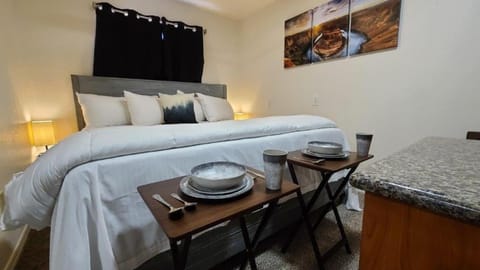 069B Comfortable Suite with Kitchenette and King Bed near South Rim sleeps 4 Apartment in Grand Canyon National Park