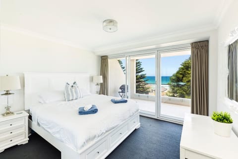 Luxury Manly Beachfront Apartment Condo in Manly