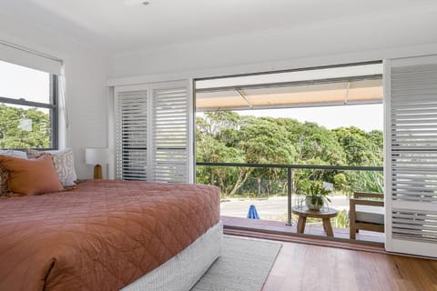 Bed, Day, Balcony/Terrace, Bedroom, Garden view