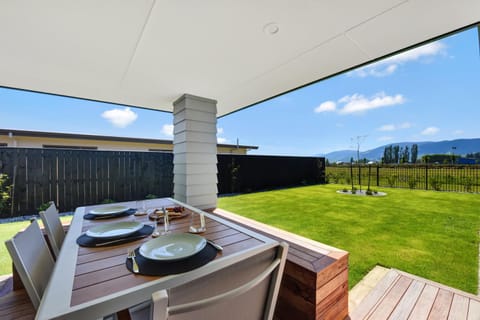 Patio, Day, Natural landscape, BBQ facilities, Garden, Garden, Balcony/Terrace, Dining area, Garden view, Mountain view