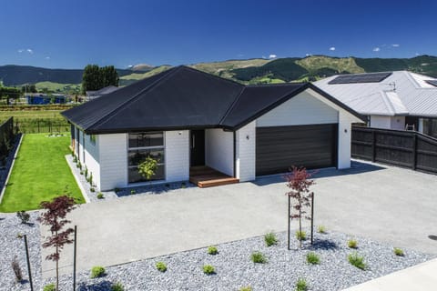 Property building, Day, Natural landscape, Garden, Garden view, Mountain view