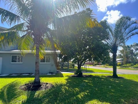 Lovely 2 bedroom Close to Beaches Condominio in Oakland Park