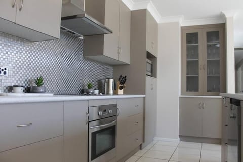 Kitchen or kitchenette, minibar, pet friendly, stove