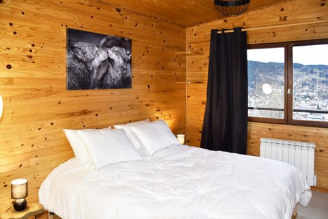 Bedroom, Mountain view