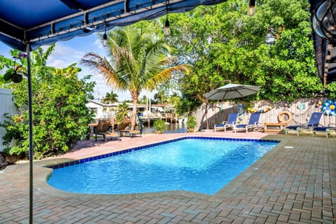 4 bd Near beach spacious solar heated pool waterfront home House in Pompano Beach