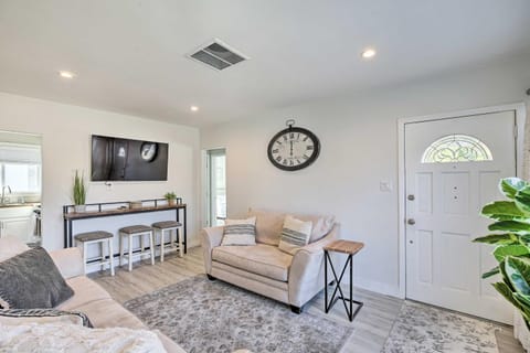Lovely Norwalk Retreat with Pool and Fire Pit! Haus in Santa Fe Springs