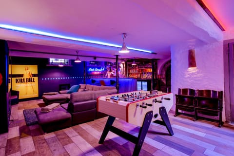 Nightclub / DJ, Lounge or bar