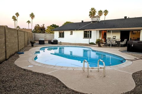 Desert Escape with Pool and Spa House in Tempe