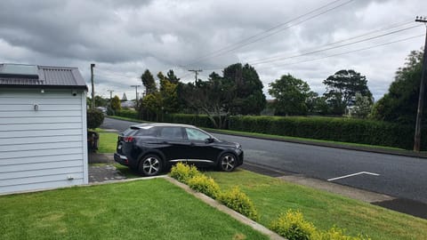 Retro on Queen, Papakura Bed and Breakfast in Waikato