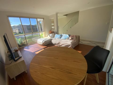 Shared house with other guests near shopping center and theme parks Vacation rental in Upper Coomera