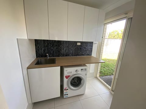 Shared house with other guests near shopping center and theme parks Vacation rental in Upper Coomera