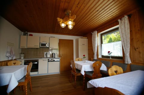 Kitchen or kitchenette, Dining area, minibar, stove