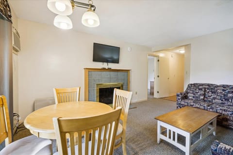 Cedarbrook Deluxe Two Bedroom Suite, With heated pool 10102 Hotel in Killington