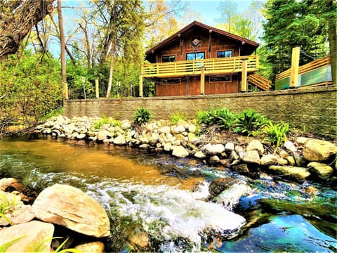 Exclusive 2 Chalet Stay-HotTub-Fireplace-Beachside Chalet in Traverse City