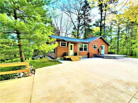 Creekside Hot Tub-Walk to Beach-Uniquely Northern House in Traverse City