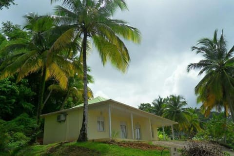 Superbe villa créole vue mer avec accès piscine et plage Villa in La Trinité