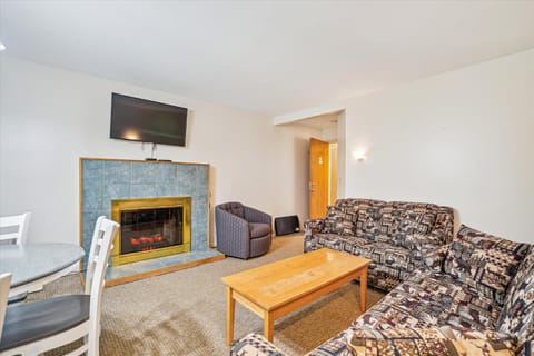 Cedarbrook Deluxe Two Bedroom Suite with outdoor heated pool 10708 Hotel in Killington