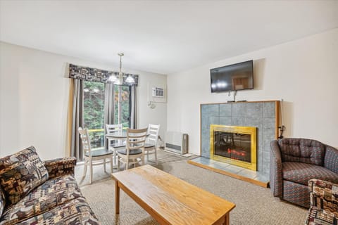 Cedarbrook Deluxe Two Bedroom Suite with outdoor heated pool 10708 Hotel in Killington