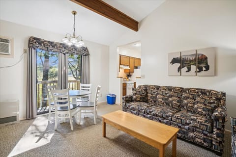 Cedarbrook Deluxe Two Bedroom Suite with outdoor heated pool 20304 Hotel in Killington