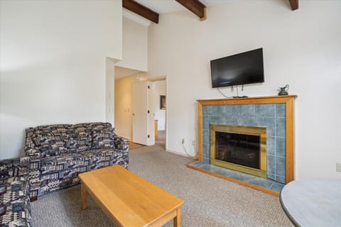 Cedarbrook Deluxe Two Bedroom Suite with outdoor heated pool 20304 Hotel in Killington